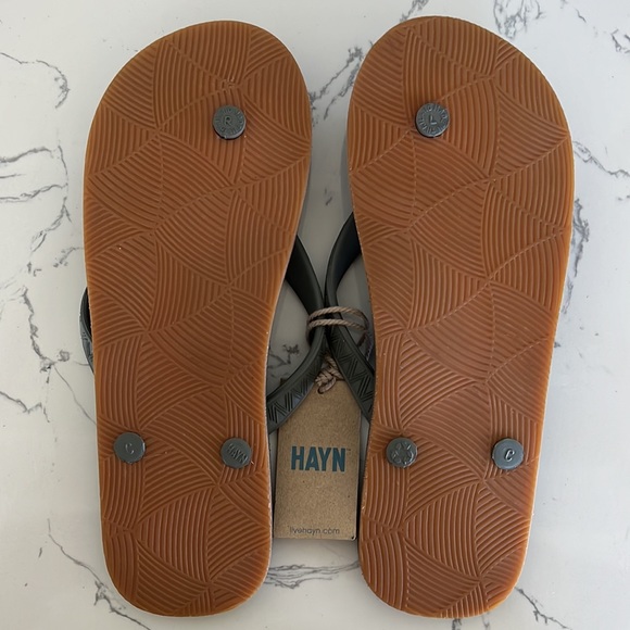 NWT. Hayn men’s flip flop. Color gray. - Picture 2 of 3